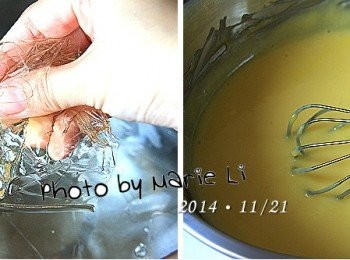 step4: 將泡好的吉利丁從冰塊水中撈起來擠壓出水份
放進已煮好的蛋黃液中即會溶解，拌勻後放涼備用。

完成《蛋黃醬》。

※冰塊水先不要倒掉唷，可以先放冰箱備用。