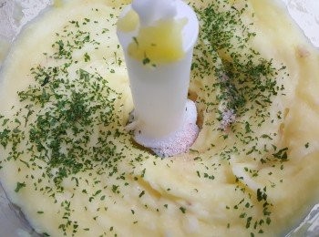 step2: 再將馬鈴薯及[<span class="group_2">調味</span>料] 放入攪拌機內，攪勻成薯蓉備用。