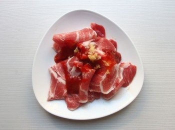 step2: 豬五花先用醃料醬汁抓醃入味(靜置約15分鐘)。