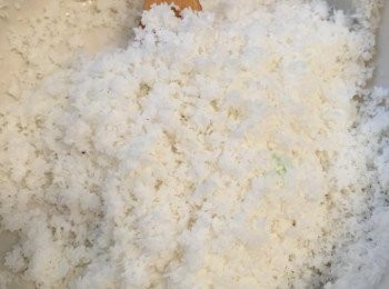 step1: 椰糖切粒備用。椰絲加鹽加水大火蒸10分鐘備用。