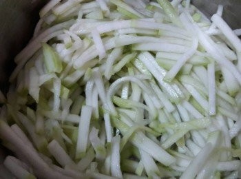 step3: 加1湯匙鹽 (份量外)拌勻 , 靜置半小時後把水擠乾