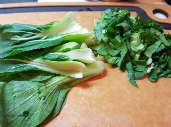 step1: 將小唐菜洗淨，切小粒備用。