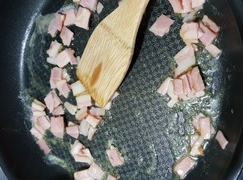 step8: 先爆香煙肉粒炒香
