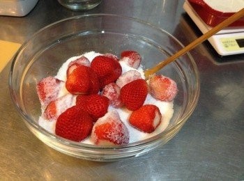 step1: 草莓洗淨，跟2倍的糖一起放入碗中