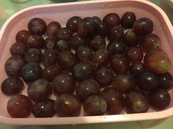 step1: 提子洗淨，不去皮，放入冰糖和檸檬汁醃製半小時。