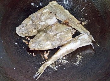 step1: 先把牛鰍魚起鱗洗淨，抹乾水然後煎香備用，