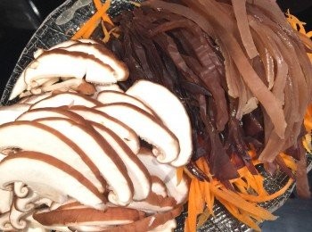 step1: 先將所有材料切絲，將豬肉絲用醬油、糖、生粉醃好備用