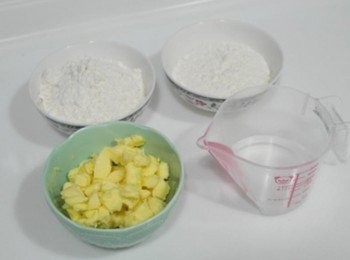 step1: 準備好材料!!*無鹽奶油請先切成小塊冰凍起來!! (可將鹽加入冰水中攪拌)