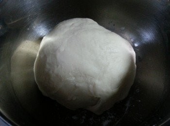 step3: 將所有材料(豬油除外)拌勻,牛奶慢慢加入,搓揉成麵團後加入豬油,搓至麵團光滑軟熟(因每種麵粉吸水力唔同,牛奶慢慢加入,水份唔夠可加食用開水)
蓋上布待麵團休息30分鐘