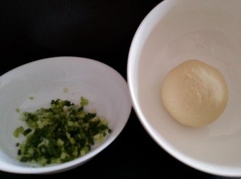 step3: 麵糰蓋上保鮮紙靜置20分鐘. 這時候, 將蔥段清洗瀝乾, 然後切粒備用.
