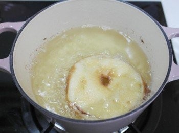 step5: 放入170度的油鍋中~~慢慢炸至金黃色撈起即可^^