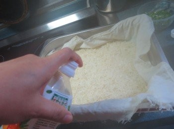 step2: 當蒸糯米時,每15分鐘灑水一次,共灑2次水(每次平均約半碗水就可以)