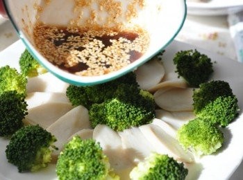 step8: 再把梅醬汁淋入擺盤上