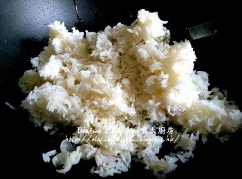 step9: 期間將煮好的白飯拌散待涼 , 鑊中爆香乾蔥頭片 , 加入待涼的白飯拌勻炒散
