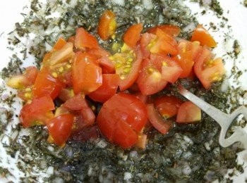 step2: 【<span class="group_2">香草汁</span>】撈好，鹹味濃淡因人而異。試好【<span class="group_2">香草汁</span>】味道，加入蕃茄粒及乾蔥粒撈勻，放雪櫃30分鐘。