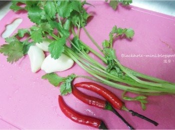 step1: 先把芫茜、蒜頭和辣椒用攪拌機打碎