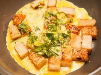 step2: 將蔥切成蔥花並和蛋液均勻混合後，倒入鍋內與蘿蔔糕一起油煎。