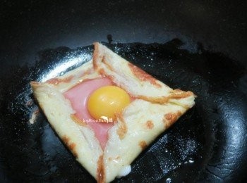 step4: 在打入雞蛋.小火慢慢熟成