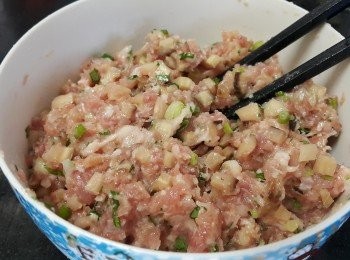 step4: 將調味料，乾蔥，芫茜，蔥撈混備用