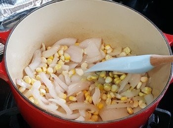 step3: 加入粟米及磨菇炒一會。