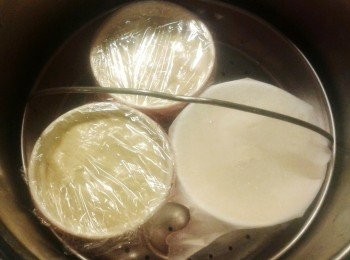 step5: 將蛋糕漿倒入蒸盤或小杯子內，用兩層保鮮紙封好，用高速鍋蒸，用蒸盤蒸整個蛋糕需時約55分鐘，如用小杯子約30分鐘，或蒸至完全熟透即成！