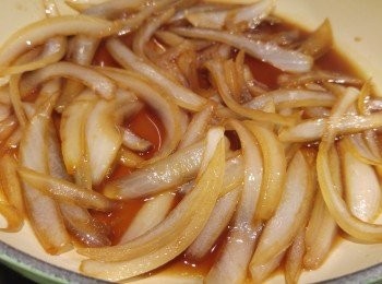 step2: 用煲仔起鑊將洋蔥炒軟後調較細火落<span class="group_2">茨汁</span>慢煮,另起鑊煎牛仔骨只需半成熟備用。