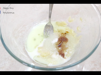 step1: 用叉將香蕉壓成蓉，混合豆奶／牛奶、植物油、雲尼拿香油、糖和鹽。