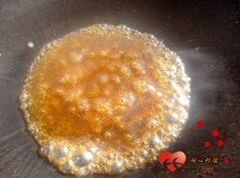 step6: 鍋中放入少許水,醬油和糖,勾芡