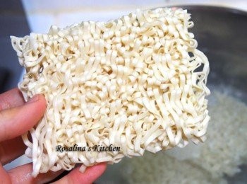 step2: 將這種捲捲的麵先煮半熟。