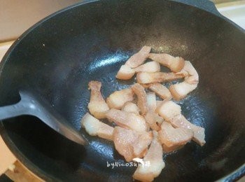 step1: 五花肉切成條狀.下鍋小火乾煸至出油