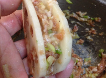 step6: 將調好的肉餡適量填入藕夾中，之後用手輕輕壓一下，使其均勻飽滿。