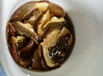 step1: 牛肝菌洗淨後用暖水浸軟待用