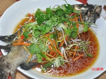 step5: 再鋪些香菜魚上層，就完成的鮮美的石班料理囉!