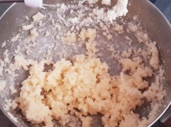 step2: 用打蛋器先打發牛油及糖，然後下雲尼拿香油，檸檬皮及檸檬汁拌勻