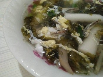 step3: 再放入澎湖Q彈的年糕(年糕用白米製成的，不太像一般會漲氣的糯米)，約莫滾煮3-5分鐘(年糕滾太久會失去Q度)，最後放入蔥珠，即可盛碗享用Q彈有嚼勁的韓國「年糕湯」。