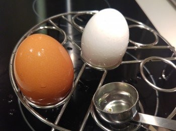 step1: 雞蛋用開殼器開出一個頂部,再將蛋白蛋黃分開。