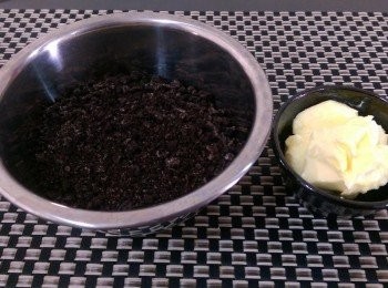 step1: #<span class="group_3">餅底</span># 室溫融化的奶油和已經碾碎的oreo餅乾充分混合在一起