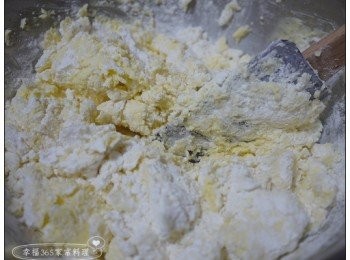 step10: 用攪拌刀以切割、輕壓的方式混合。