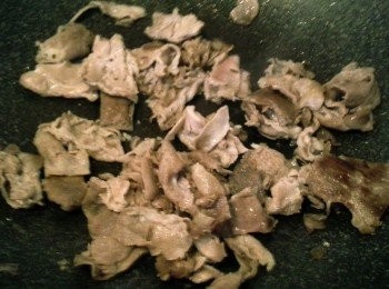 step3: 開中大火，落小許牛油和麵粉，把火鍋
肉片炒香，直至變深顏色。