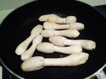step5: 而蘑菇就加小小海鹽，再用橄欖油輕輕煎香就OK啦!