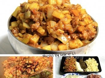 step3: 自製《咖哩風味披薩醬》：

紹興香腸：        兩條
洋蔥：            半顆
牛蕃茄：          一顆
馬鈴薯：          一顆

素蠔油、無鹽奶油：  酌量
即融咖哩塊：        酌量

蕃茄和洋蔥先切成小丁塊
紹興香腸切半，去掉皮膜後稍微剁碎
馬鈴薯削皮洗淨後也切小丁塊

起鍋先放進無鹽奶油酌量
奶油融化後
依序加進馬鈴薯丁、洋蔥丁、碎香腸肉和蕃茄丁
拌炒後加點素蠔油和咖哩塊一起下鍋
繼續炒至咖哩塊完全溶解且仔細拌勻即可。
