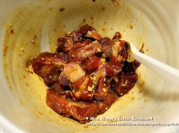 step1: 排骨洗乾淨後用廚房紙巾吸去水份, 加入醃料拌勻, 醃1小時