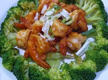 step4: 青花菜擺盤，鮮蝦放入盤中央.完成茄汁蝦球。