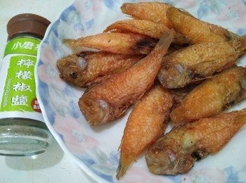 step3: 最後，灑上少許的檸檬椒塩【小磨坊】，即可盛盤享用道地澎湖名菜-炸紅新娘【澎湖野生水產】。