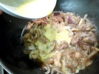 step8: 打開鍋蓋，將蛋汁以畫圈方式淋入，蓋上鍋蓋，撤上蔥絲，略微搖動鍋子，淋在白飯上即完成