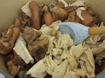 step10: 最後15分鐘加入支竹攪均，支竹快淋身，可加點鹽調味即成，關蓋焗10分鐘上碟