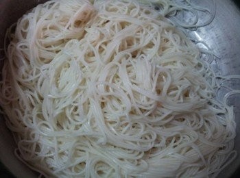 step2: 先把銀絲麵煮好瀝乾水備用 , 然後放到二個大碗中