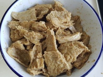 step3: 將<span class="group_2">醃料</span>加入烤麩中拌勻，醃最少2小時。