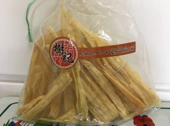 step2: 用了樹記腐竹 豆味濃濃 用水浸軟身約1小時左右 (浸溫水用快軟身一點) 浸軟身後榨乾水份切條