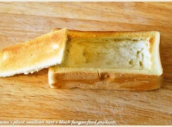 step3: 趁熱取出吐司後，接著再用小刀將表面劃開後，將表層直接掀起。